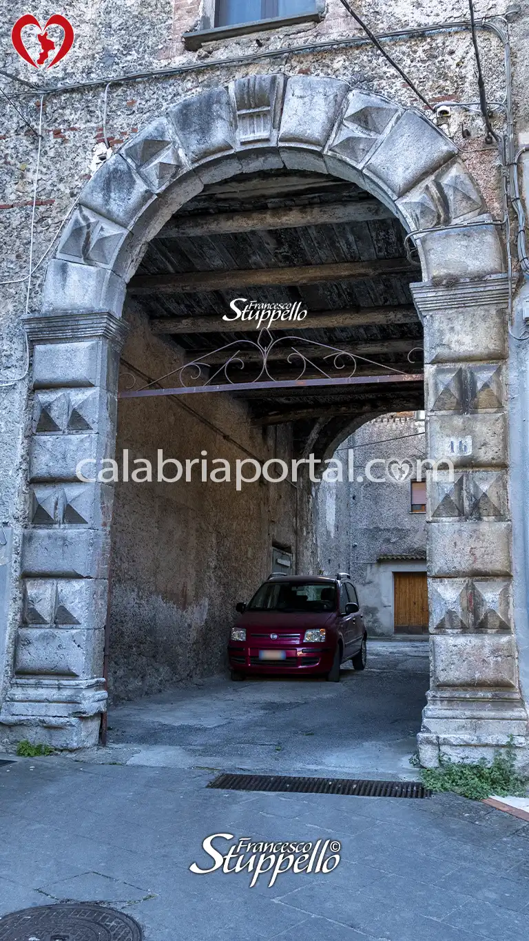 Portale del Palazzo Baronale di Orsomarso