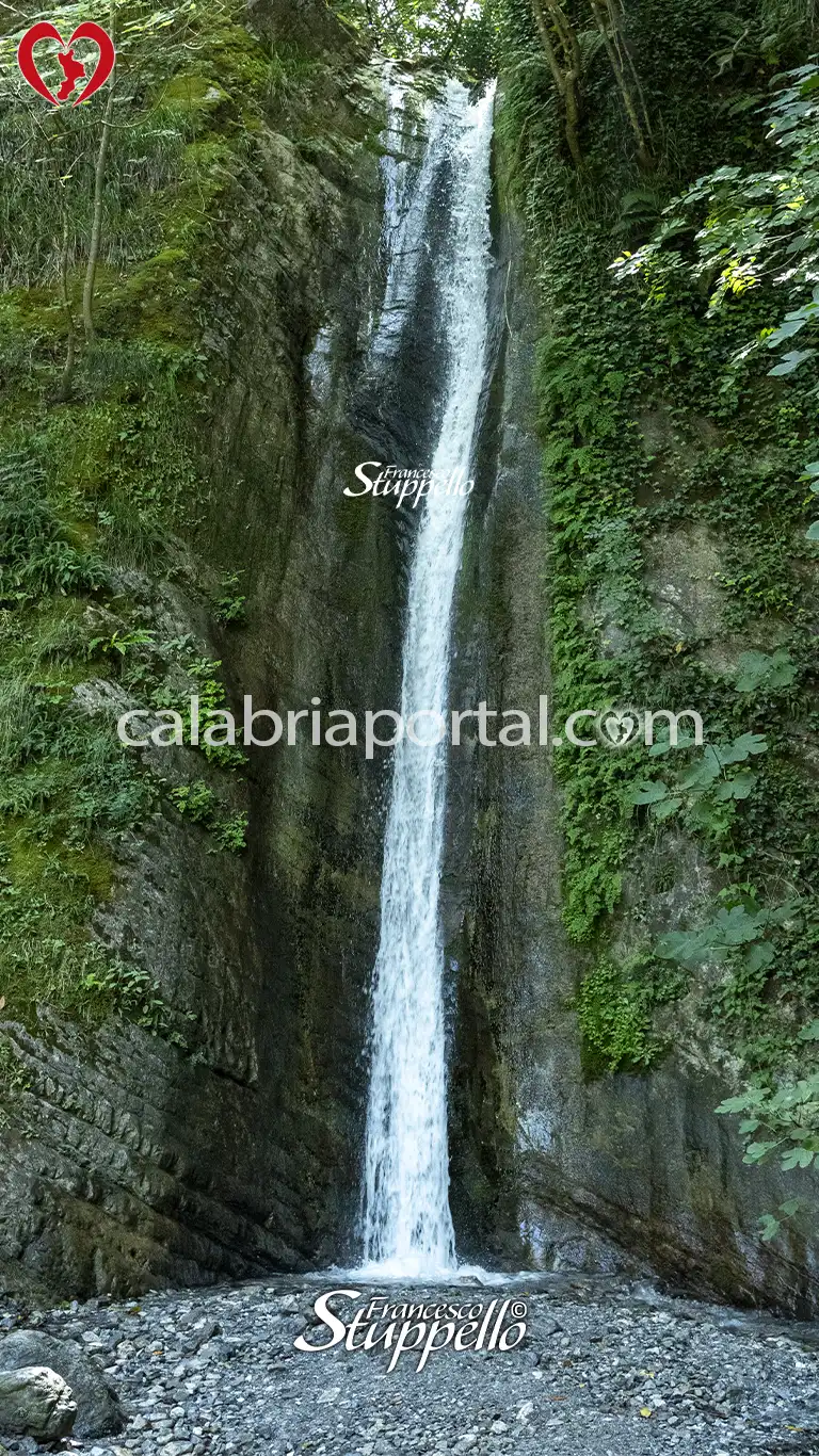 Cascata della Ficara nella Riserva Naturale Orientata "Valle del Fiume Argentino"
