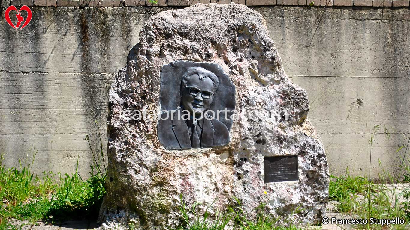 Monumento a Vincenzo Reda a Pantanolungo (CS) Monumento a Vincenzo Reda a Pantanolungo (CS)