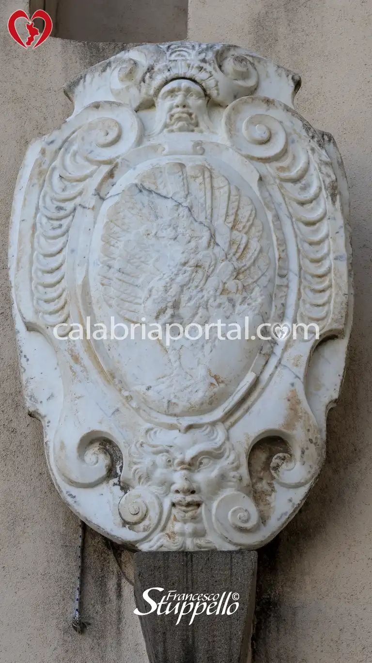 Scudo decorativo dell'Arco di San Francesco a Paola