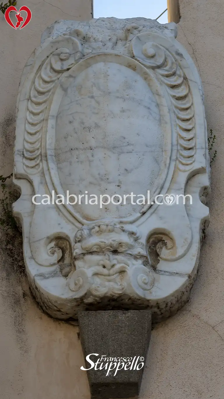 Scudo decorativo dell'Arco di San Francesco a Paola Scudo decorativo dell'Arco di San Francesco a Paola