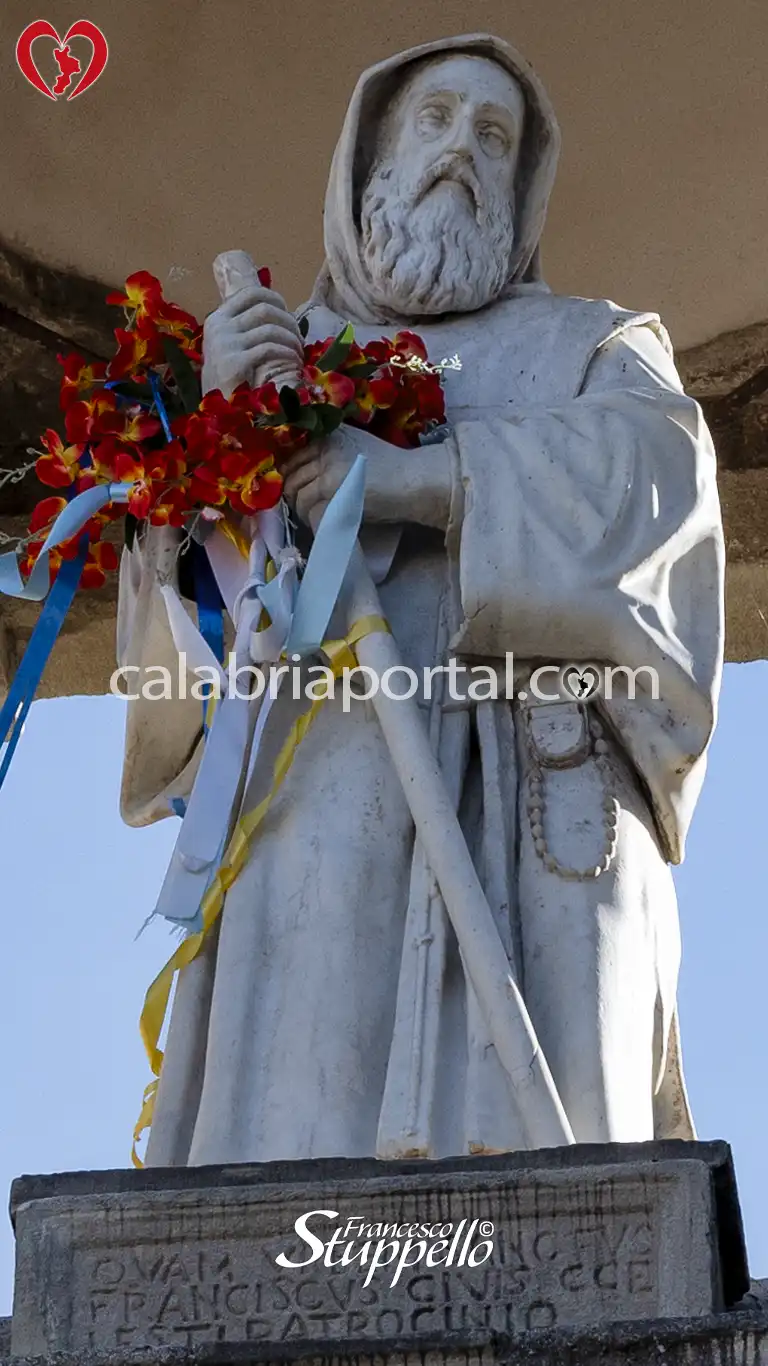 Statua di San Francesco da Paola Statua di San Francesco da Paola