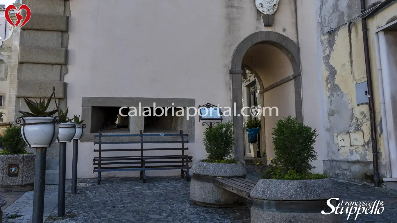 Feritoie e ingresso laterale dell'Arco di San Francesco a Paola