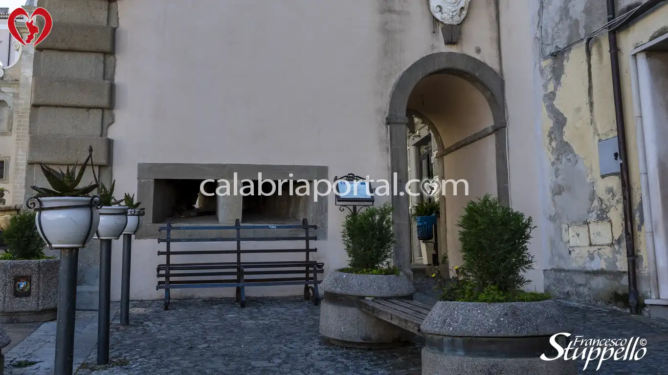 Feritoie e ingresso laterale dell'Arco di San Francesco a Paola Feritoie e ingresso laterale dell'Arco di San Francesco a Paola