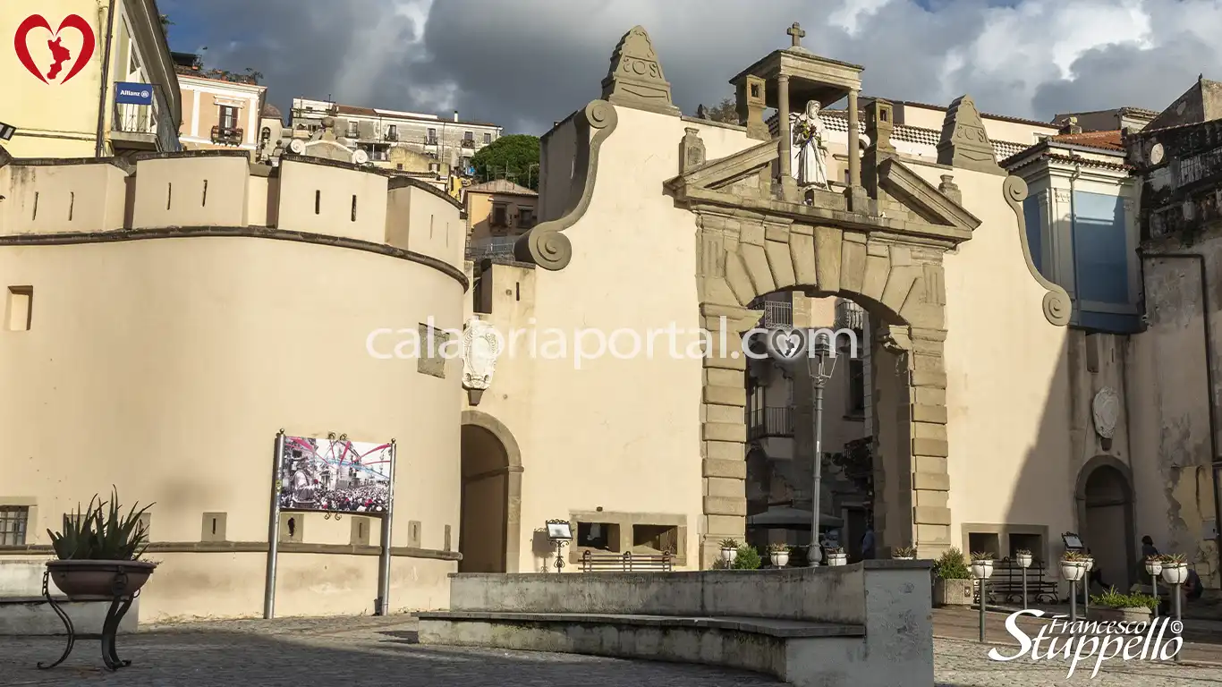 Prospetto dell'Arco di San Francesco su Piazza IV Novembre a Paola Prospetto dell'Arco di San Francesco su Piazza IV Novembre a Paola