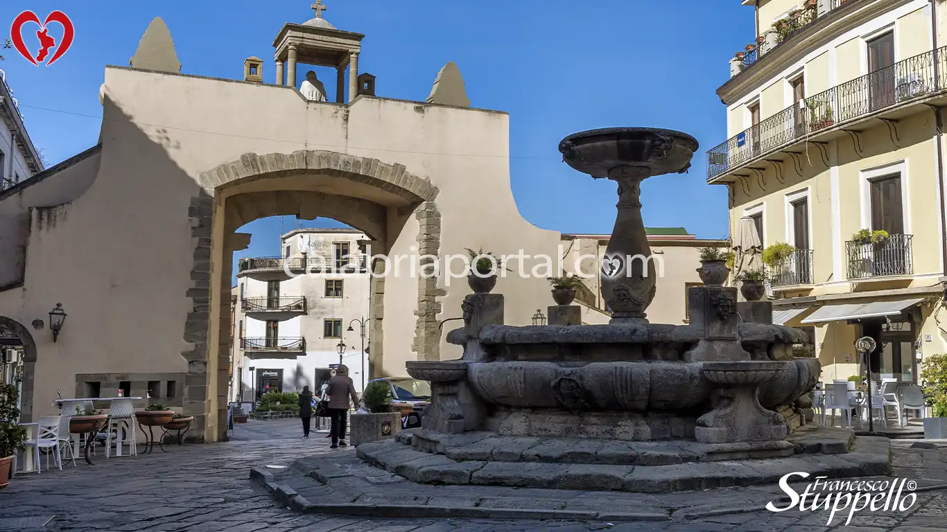 Prospetto dell'Arco di San Francesco su Piazza del Popolo a Paola Prospetto dell'Arco di San Francesco su Piazza del Popolo a Paola