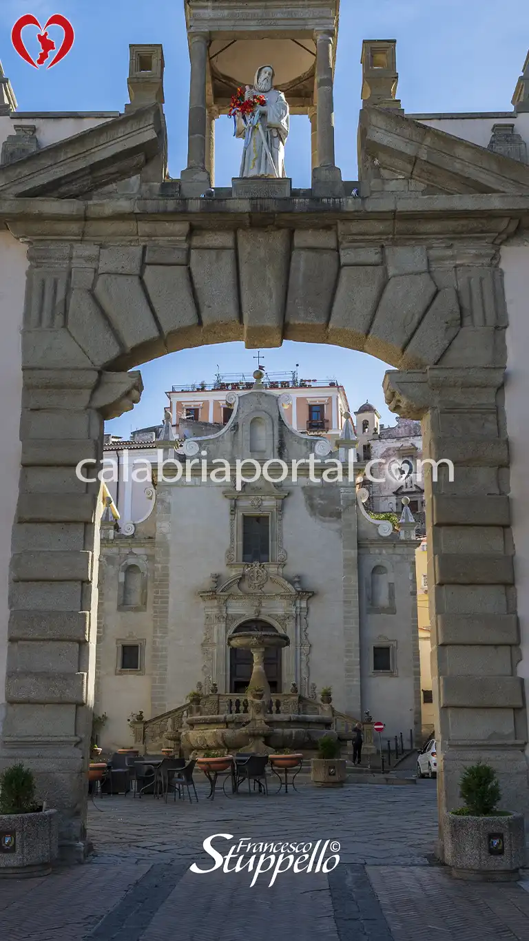 Arco di San Francesco con vista su Piazza del Popolo Arco di San Francesco con vista su Piazza del Popolo