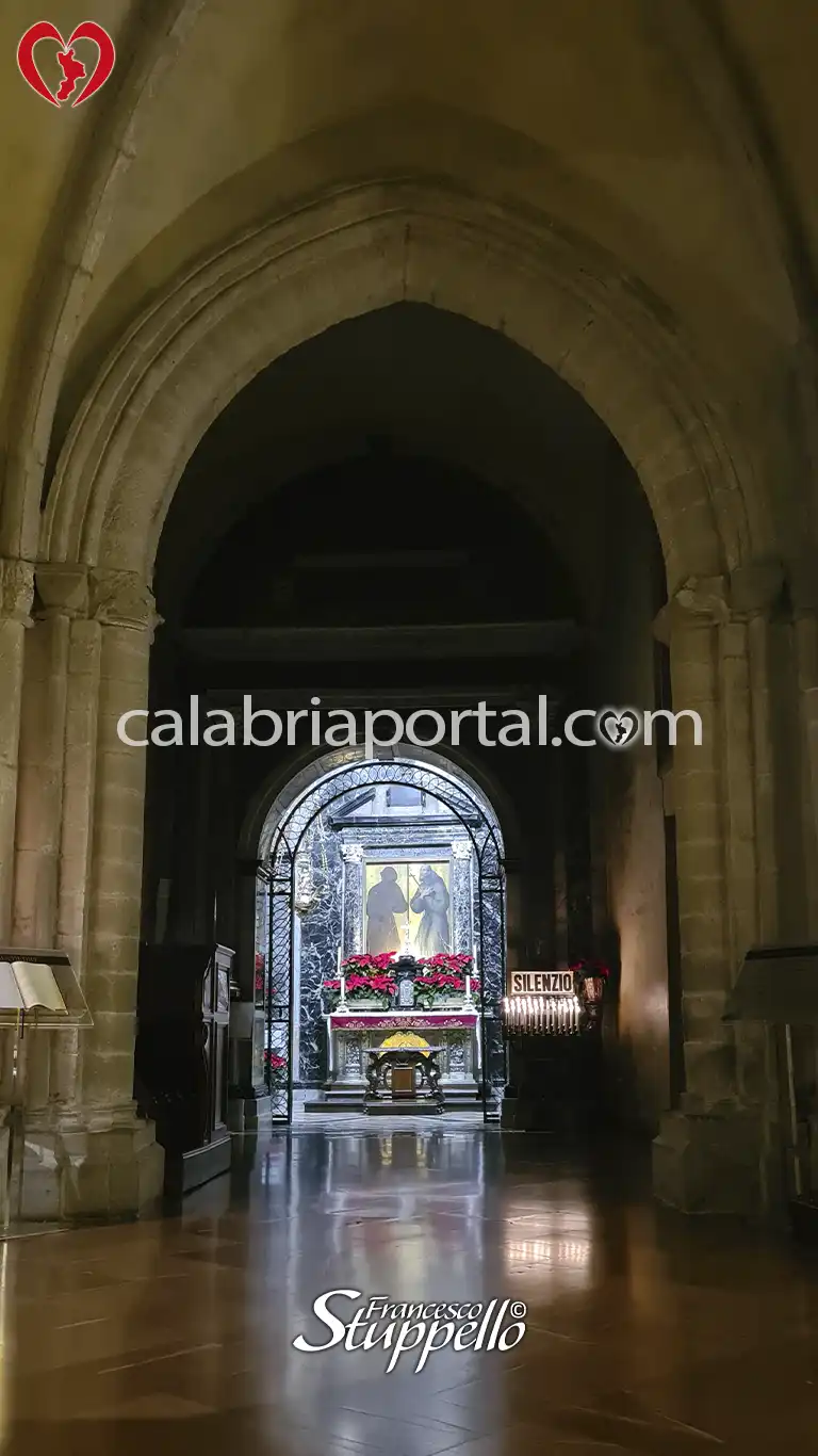 Navata destra della Basilica di Santa Maria degli Angeli a Paola Navata destra della Basilica di Santa Maria degli Angeli a Paola