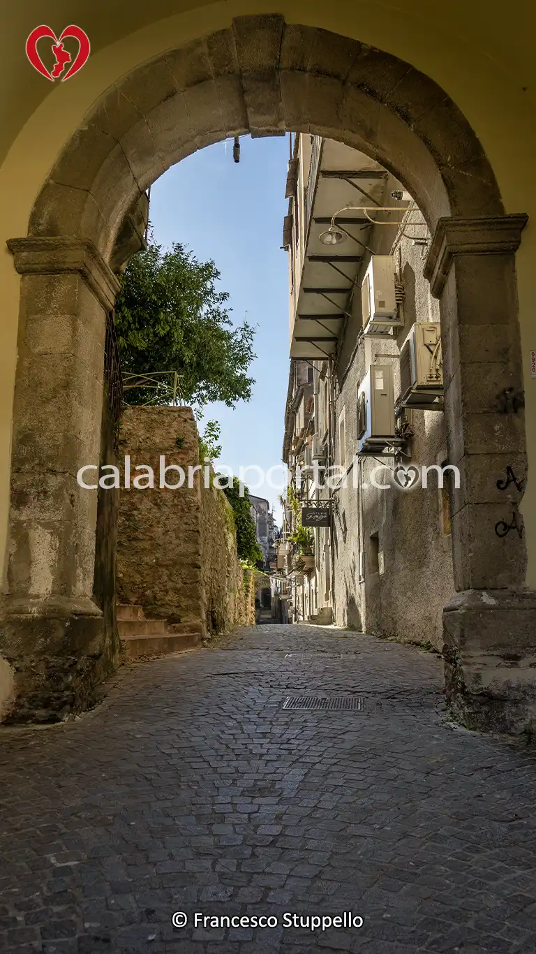 Arco di Via Lungo Terravecchia a Paola