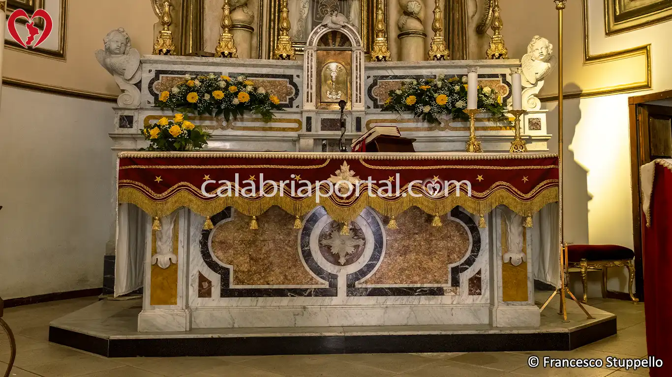 Altare Maggiore della Chiesa della Madonna del Carmine a Paola (CS)