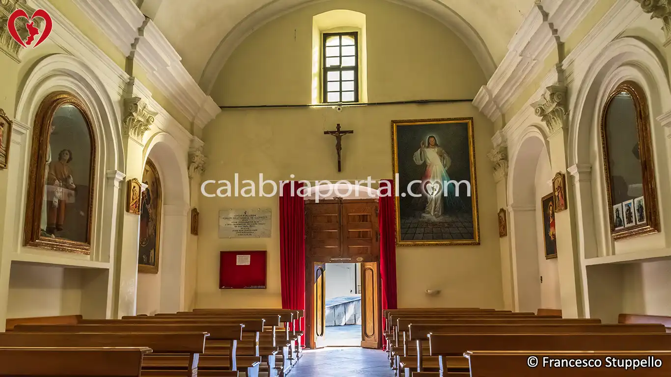 Navata della Chiesa della Madonna del Carmine a Paola (CS)