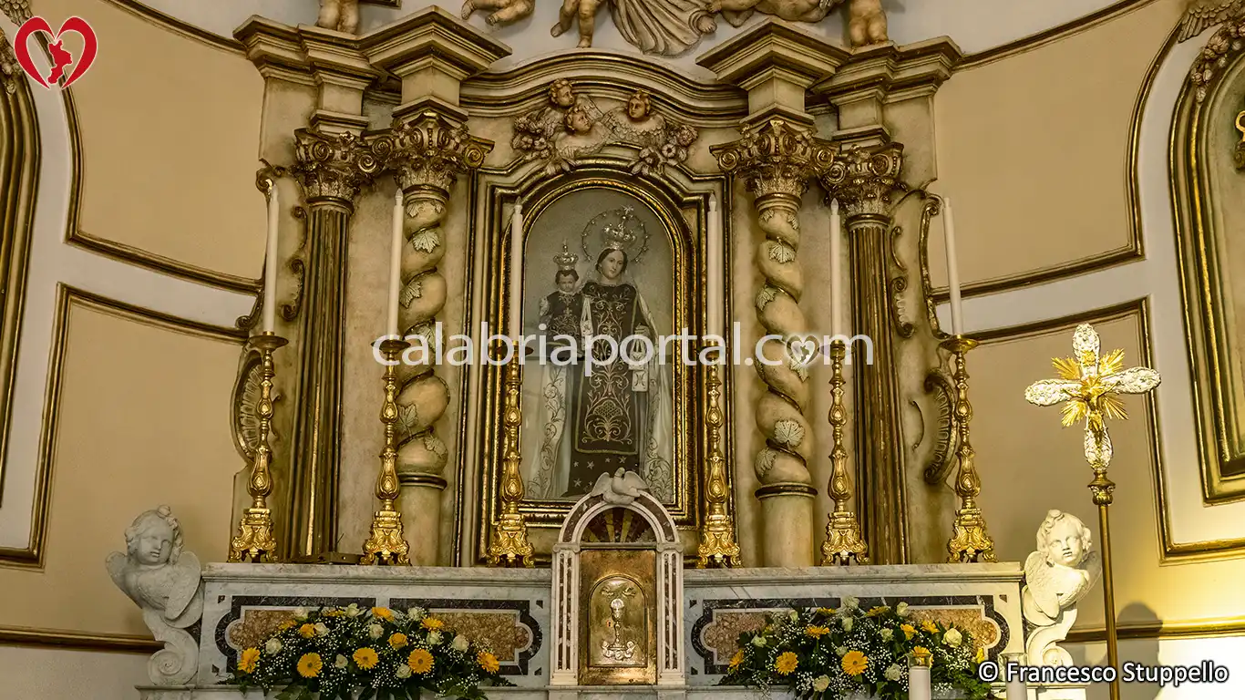 Altare Maggiore della Chiesa della Madonna del Carmine a Paola (CS)