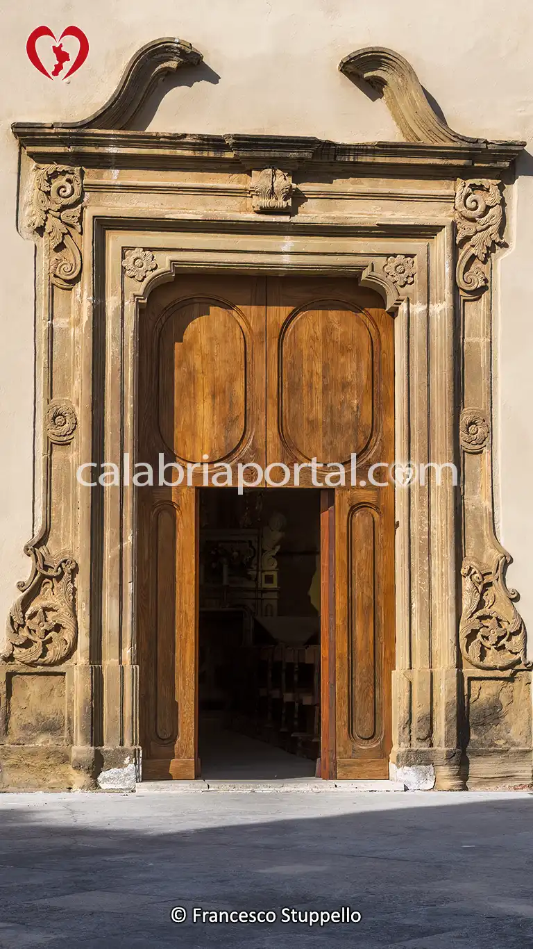 Portale della Chiesa della Madonna del Carmine a Paola (CS)