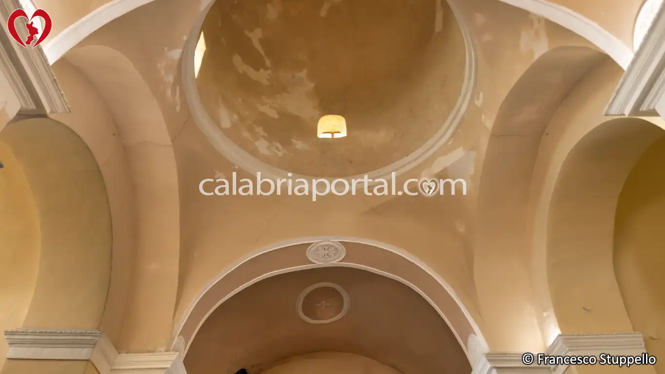 Interno della Cupola della Chiesa di San Michele Arcangelo a Paola (CS)