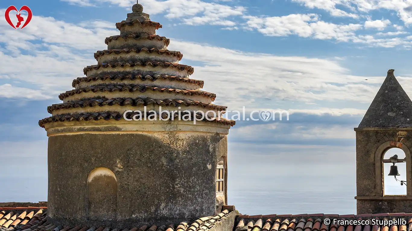 Cupola della Chiesa di San Michele Arcangelo a Paola (CS) Cupola della Chiesa di San Michele Arcangelo a Paola (CS)