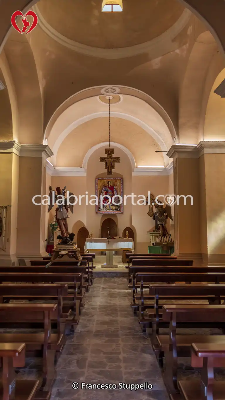 Interno della Chiesa di San Michele Arcangelo a Paola (CS)
