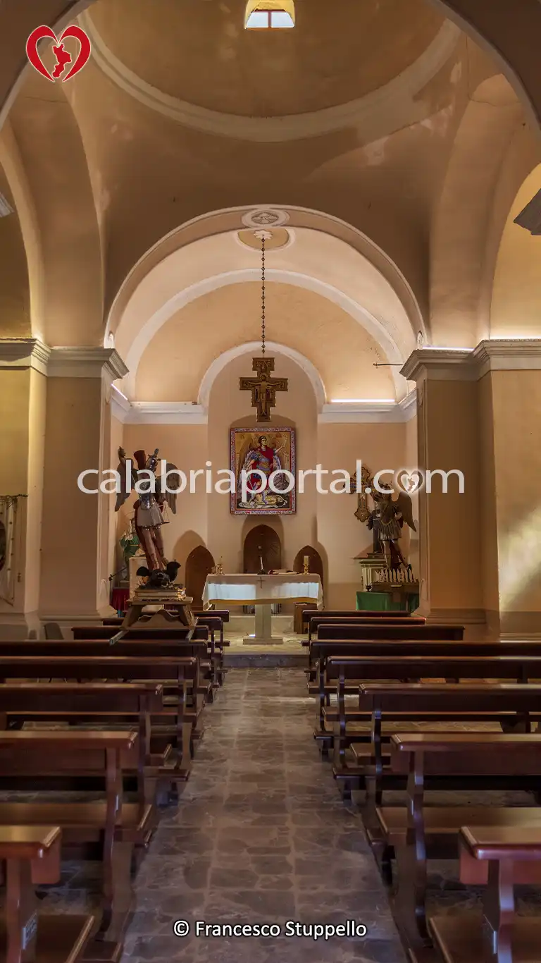 Interno della Chiesa di San Michele Arcangelo a Paola (CS) Interno della Chiesa di San Michele Arcangelo a Paola (CS)