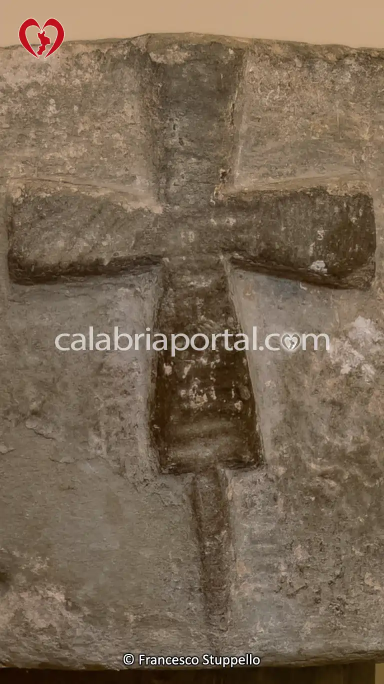 Particolare del Fonte Battesimale della Chiesa di San Michele Arcangelo a Paola (CS) Particolare del Fonte Battesimale della Chiesa di San Michele Arcangelo a Paola (CS)