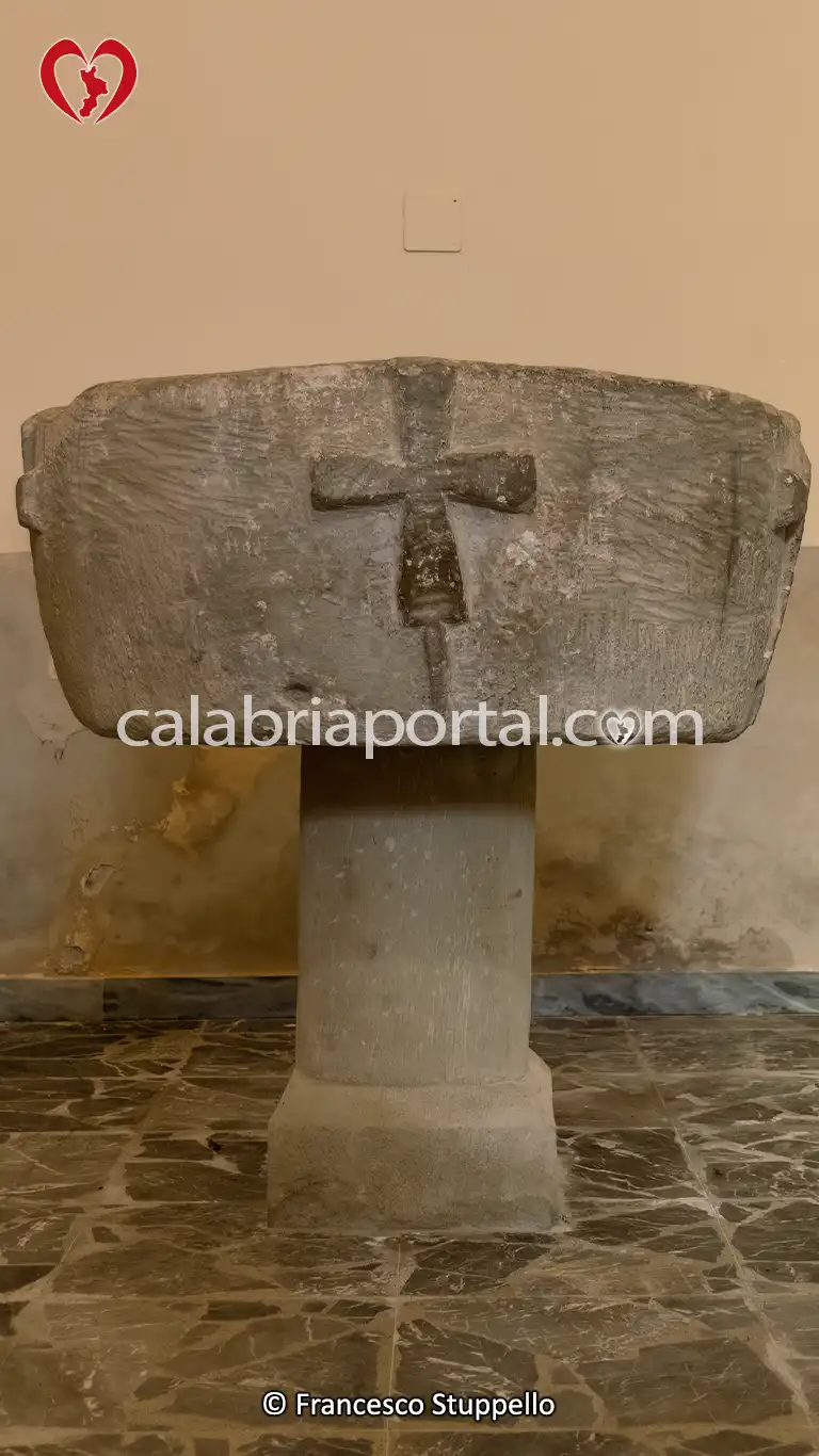 Fonte Battesimale della Chiesa di San Michele Arcangelo a Paola (CS) Fonte Battesimale della Chiesa di San Michele Arcangelo a Paola (CS)