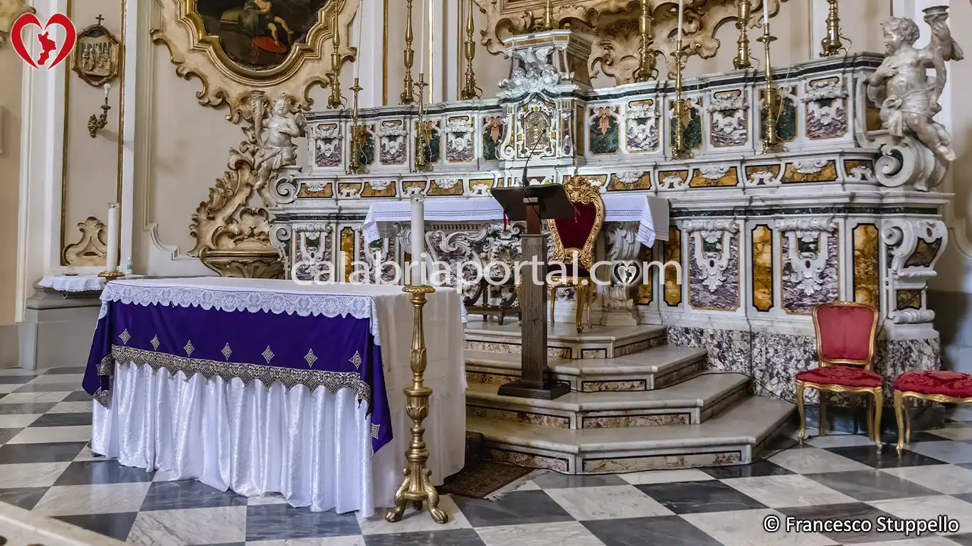 Altare Maggiore della Chiesa del SS. Rosario a Paola (CS) Altare Maggiore della Chiesa del SS. Rosario a Paola (CS)