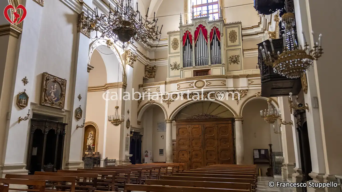 Navata della Chiesa del SS. Rosario a Paola (CS) Navata della Chiesa del SS. Rosario a Paola (CS)