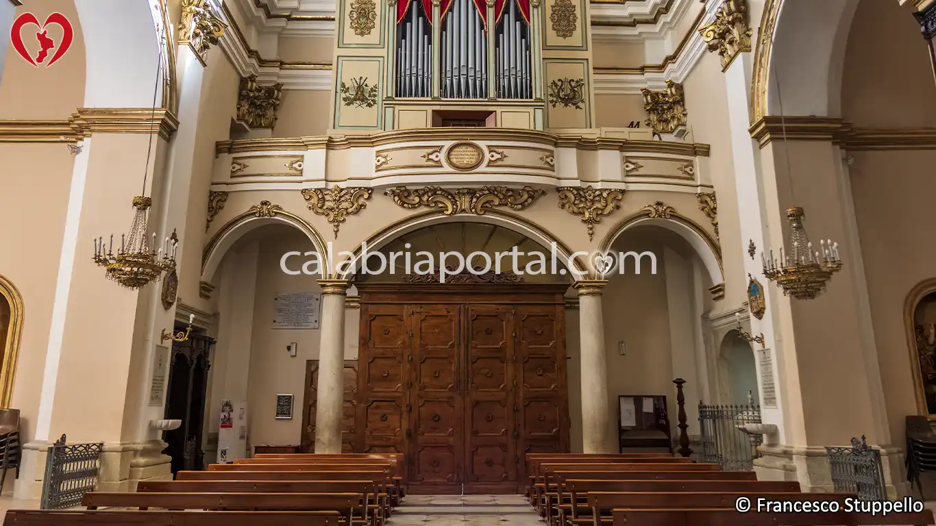 Navata della Chiesa del SS. Rosario a Paola (CS) Navata della Chiesa del SS. Rosario a Paola (CS)