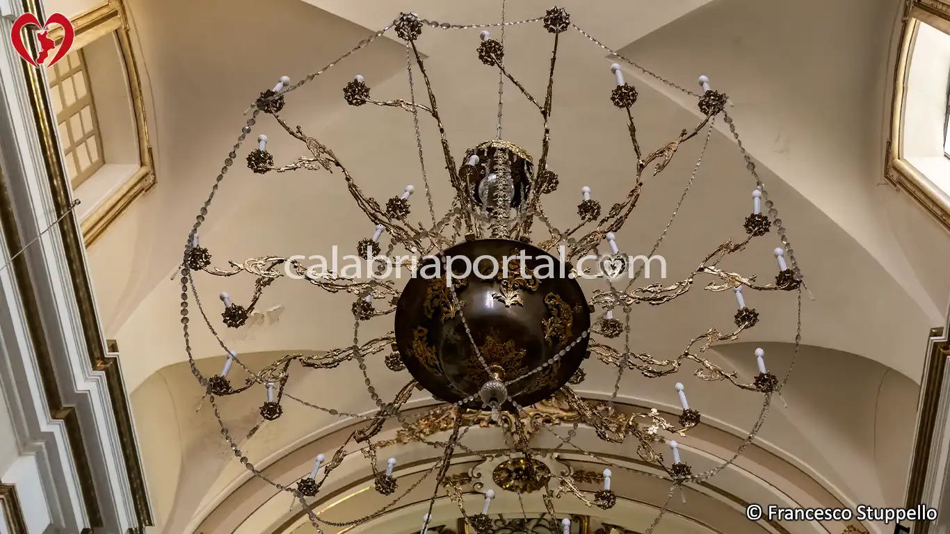 Lampadario della Chiesa del SS. Rosario a Paola (CS) Lampadario della Chiesa del SS. Rosario a Paola (CS)