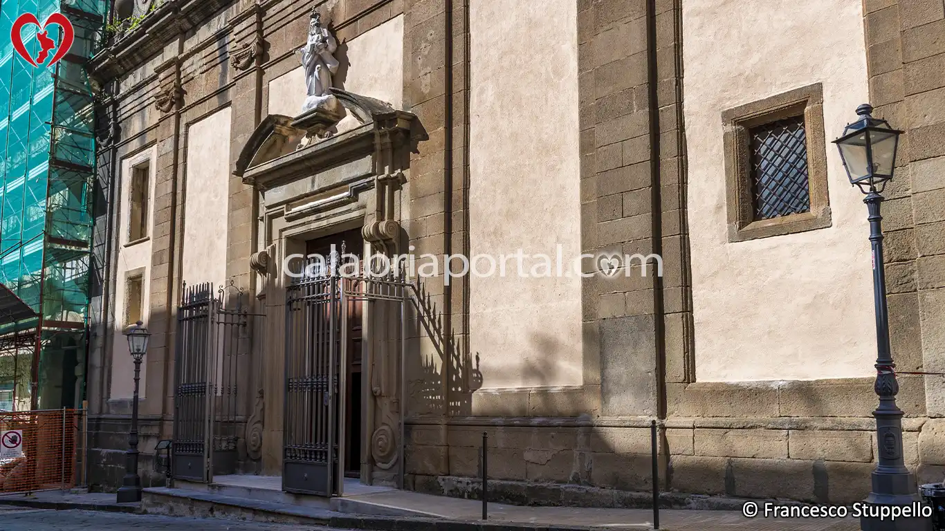 Facciata della Chiesa del SS. Rosario a Paola (CS) Facciata della Chiesa del SS. Rosario a Paola (CS)