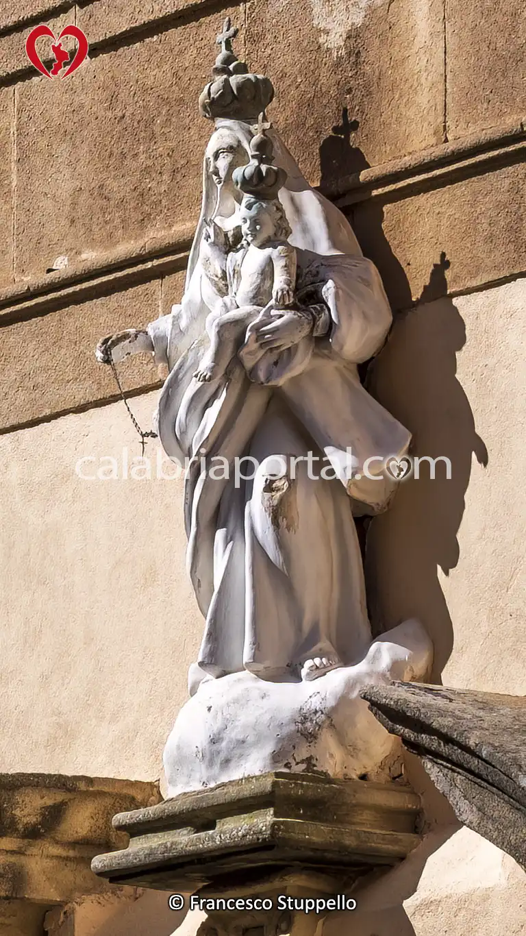 Statua della Vergine sulla Facciata della Chiesa del SS. Rosario a Paola (CS)