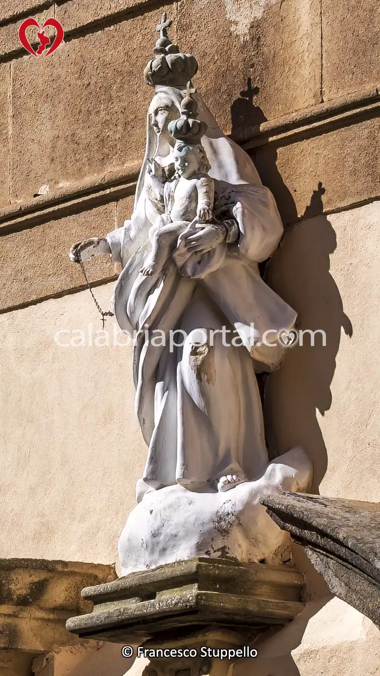Statua della Vergine sulla Facciata della Chiesa del SS. Rosario a Paola (CS) Statua della Vergine sulla Facciata della Chiesa del SS. Rosario a Paola (CS)
