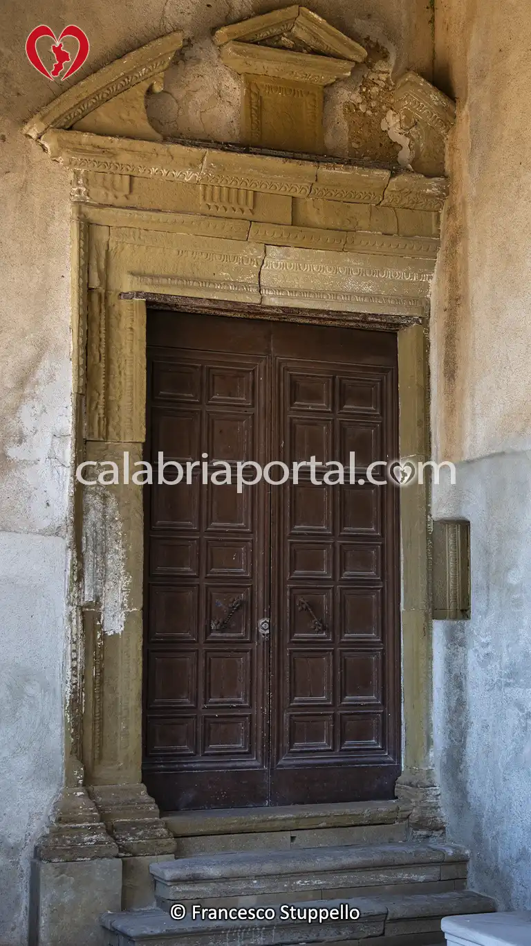 Portale del Battistero del Duomo di Paola (CS)