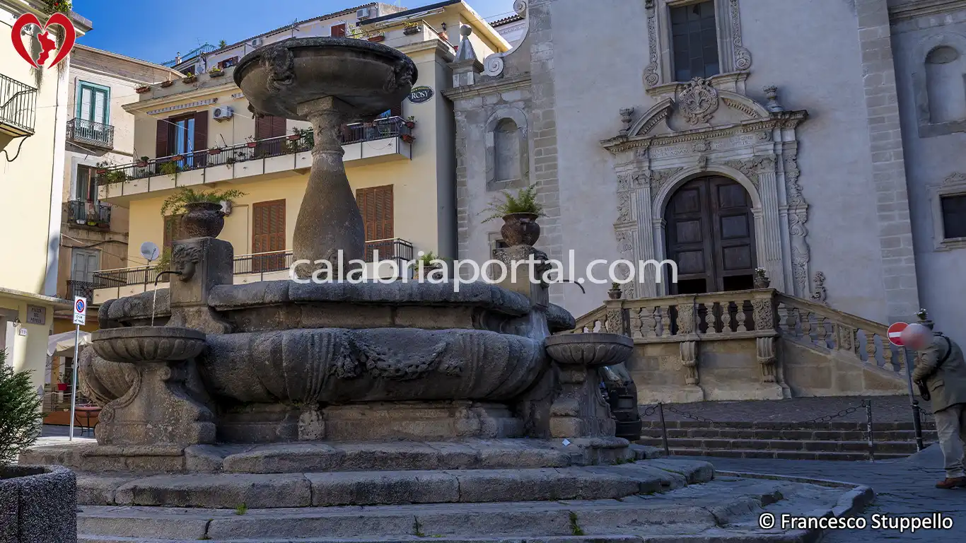 Fontana Monumentale di Piazza del Popolo a Paola (CS) Fontana Monumentale di Piazza del Popolo a Paola (CS)