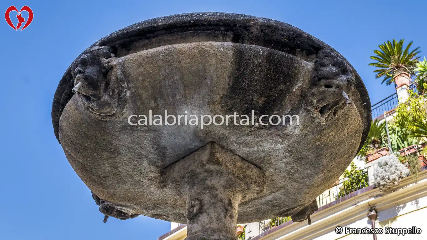 Fontana Monumentale di Piazza del Popolo a Paola (CS)