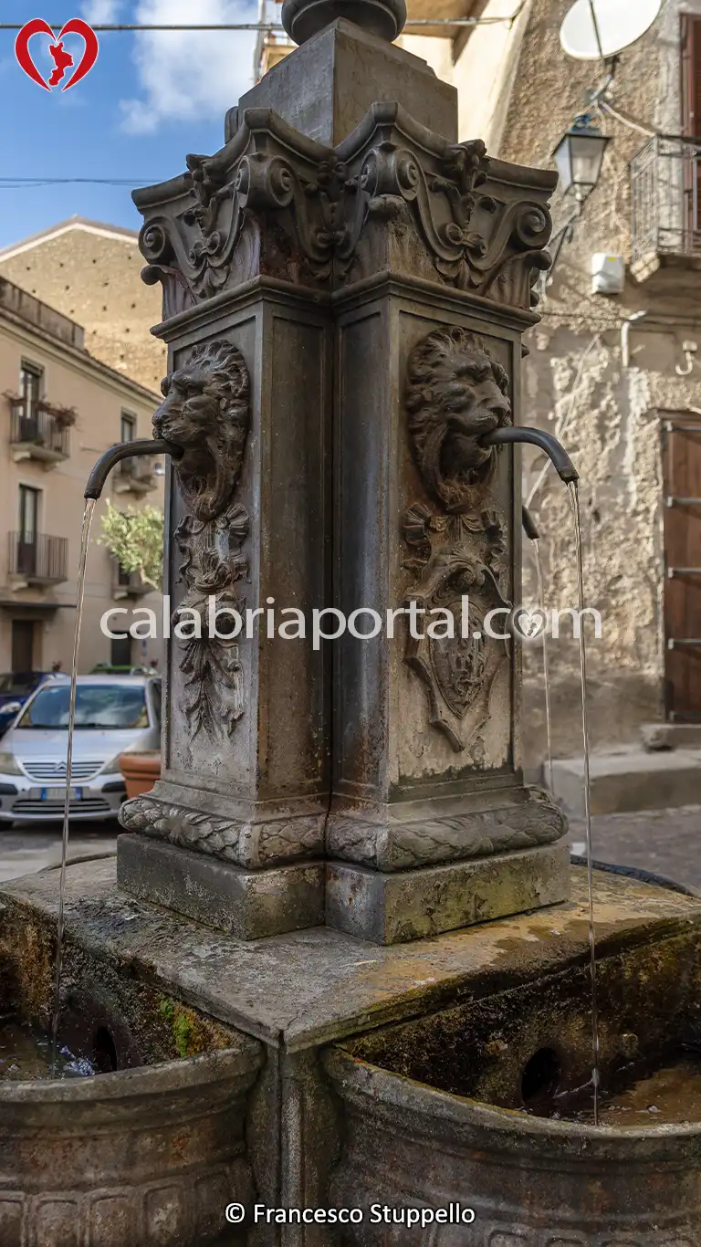 Particolare della Fontana di Piazza Pizzini a Paola Particolare della Fontana di Piazza Pizzini a Paola