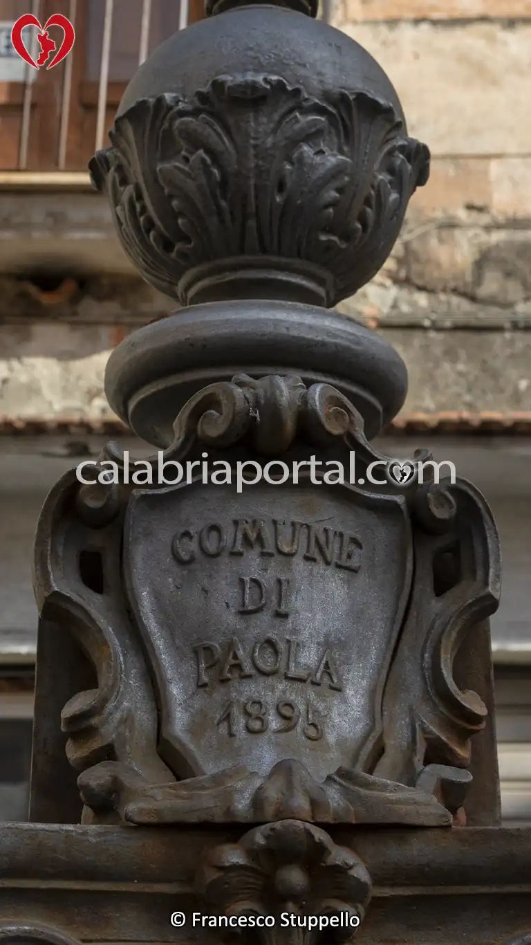 Scudo con l'anno di produzione della Fontana di Piazza Pizzini a Paola Scudo con l'anno di produzione della Fontana di Piazza Pizzini a Paola