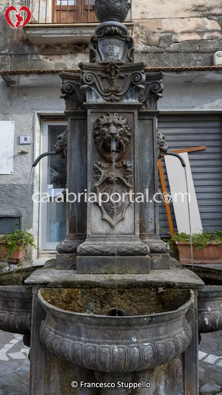 Particolare della Fontana di Piazza Pizzini a Paola