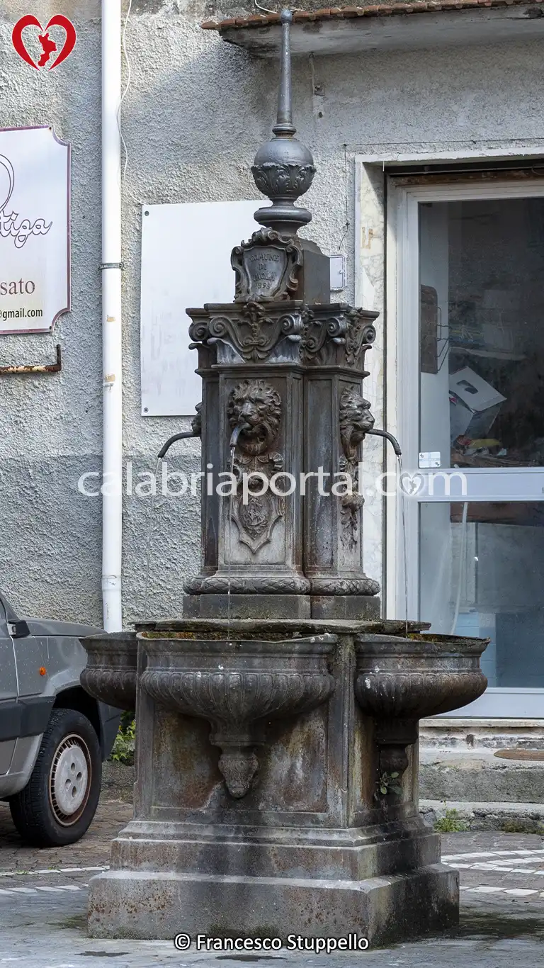 Fontana di Piazza Gustavo Pizzini a Paola Fontana di Piazza Gustavo Pizzini a Paola
