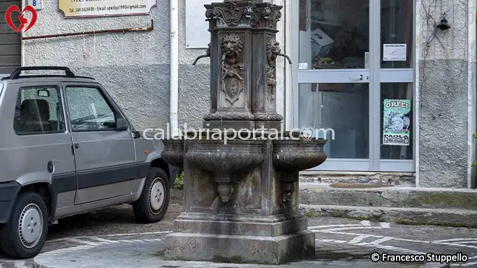 Paola: Fontana del 1895 in Piazza Pizzini