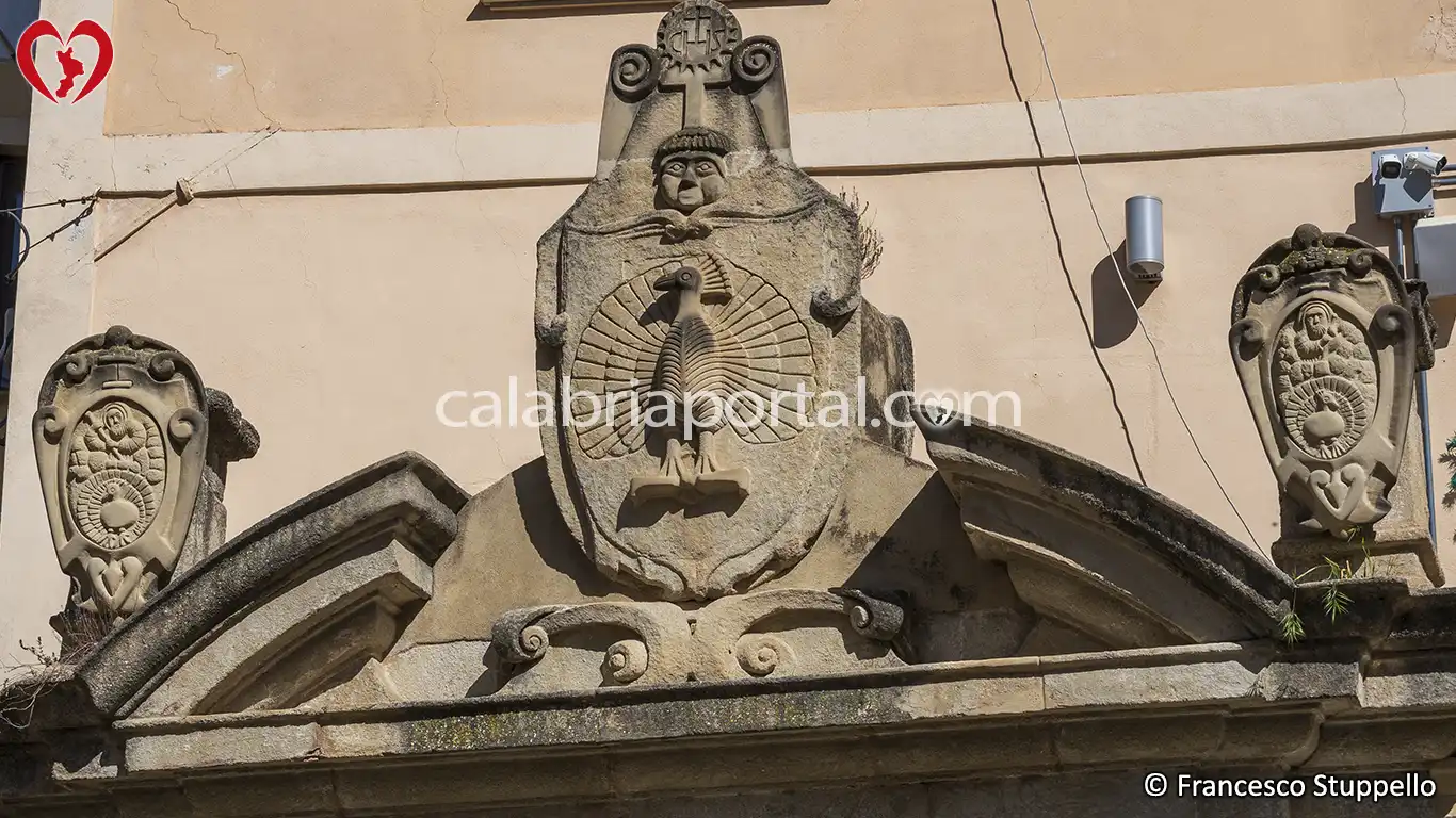 Scudi della Fontana dei Sette Canali a Paola (CS) Scudi della Fontana dei Sette Canali a Paola (CS)