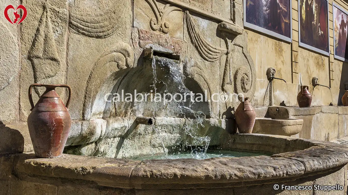 La Fontana dei Sette Canali a Paola (CS) La Fontana dei Sette Canali a Paola (CS)