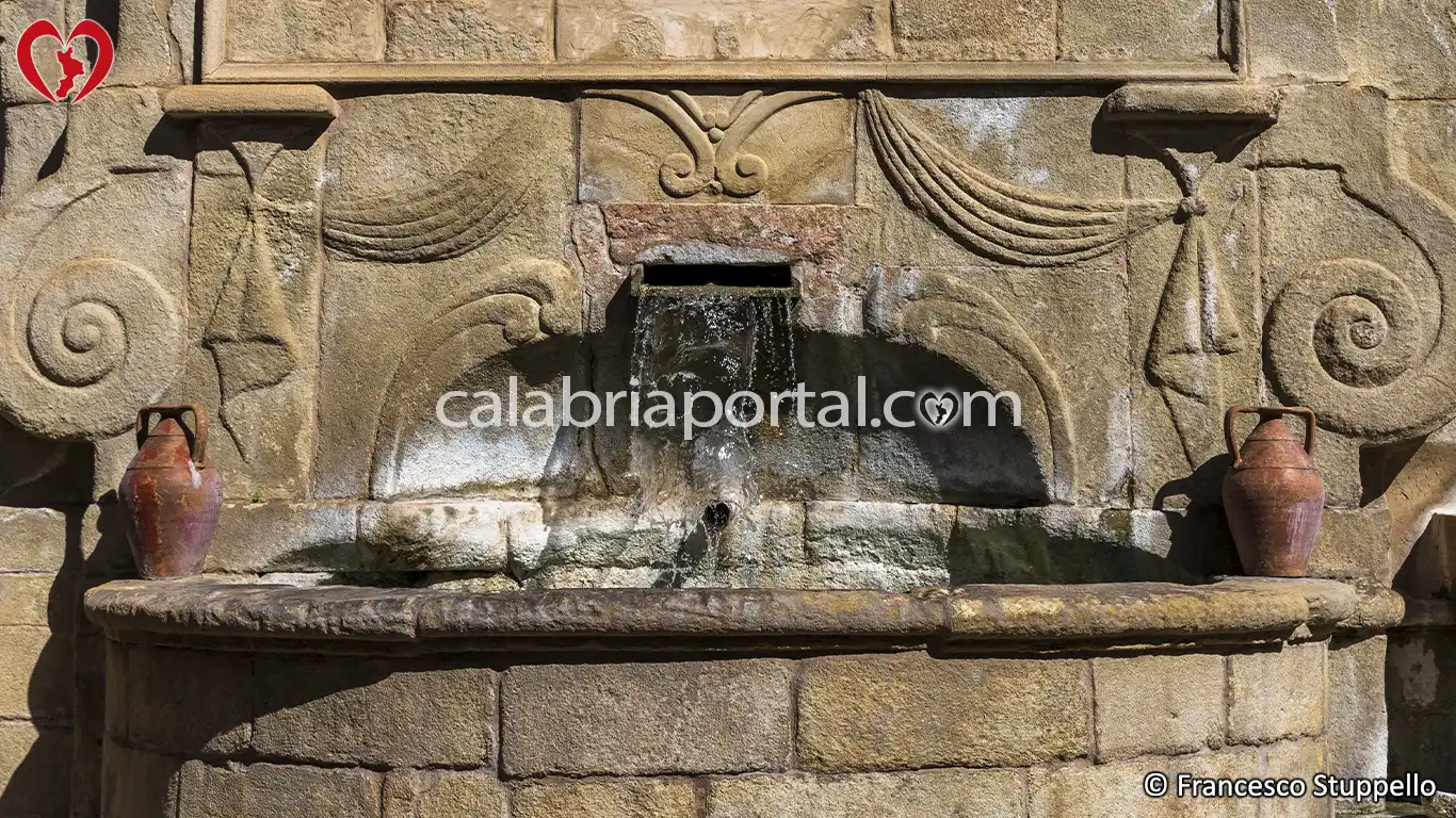 La Fontana dei Sette Canali a Paola (CS) La Fontana dei Sette Canali a Paola (CS)