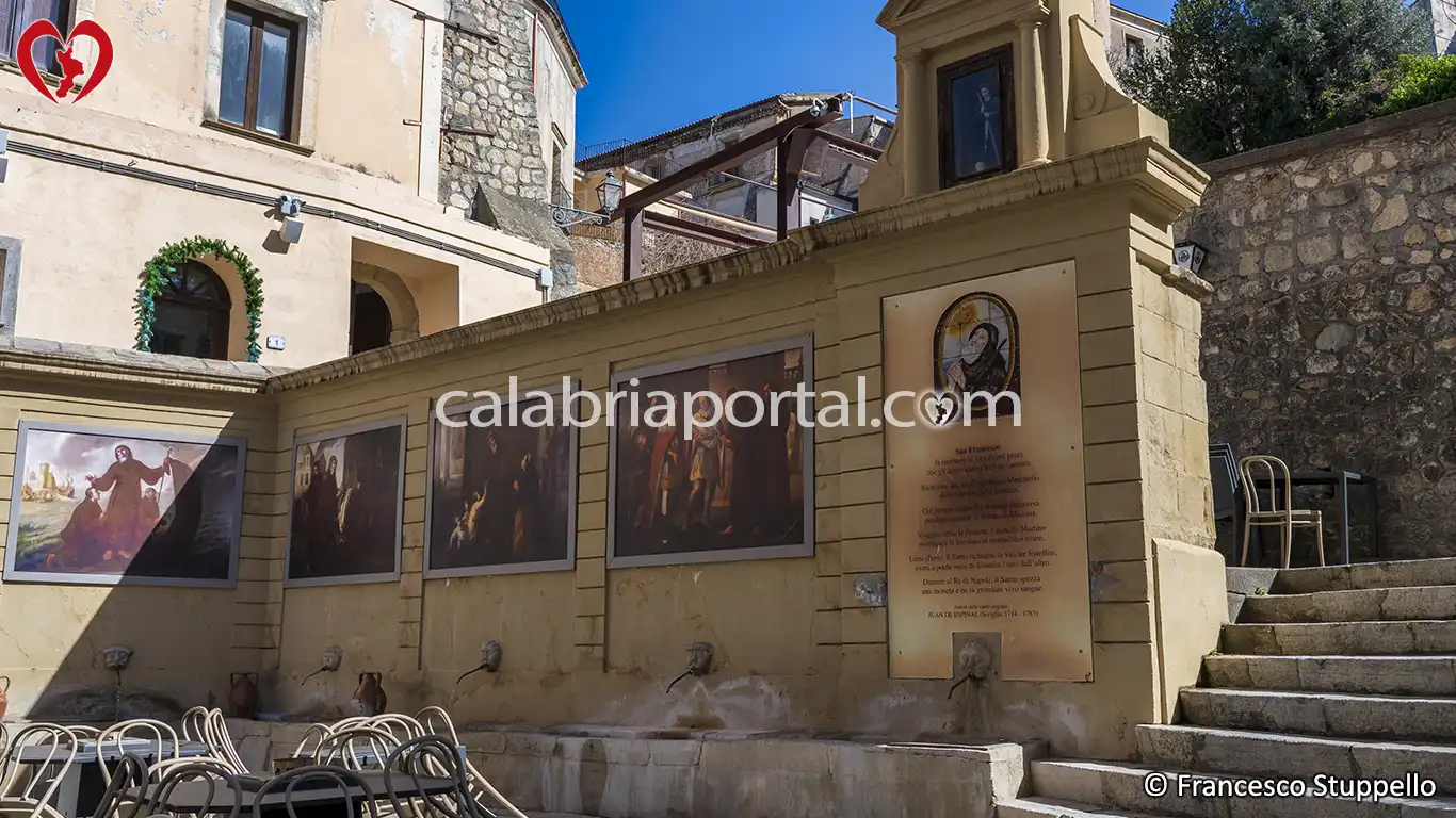 Il Braccio di Destra della Fontana dei Sette Canali a Paola (CS) Il Braccio di Destra della Fontana dei Sette Canali a Paola (CS)