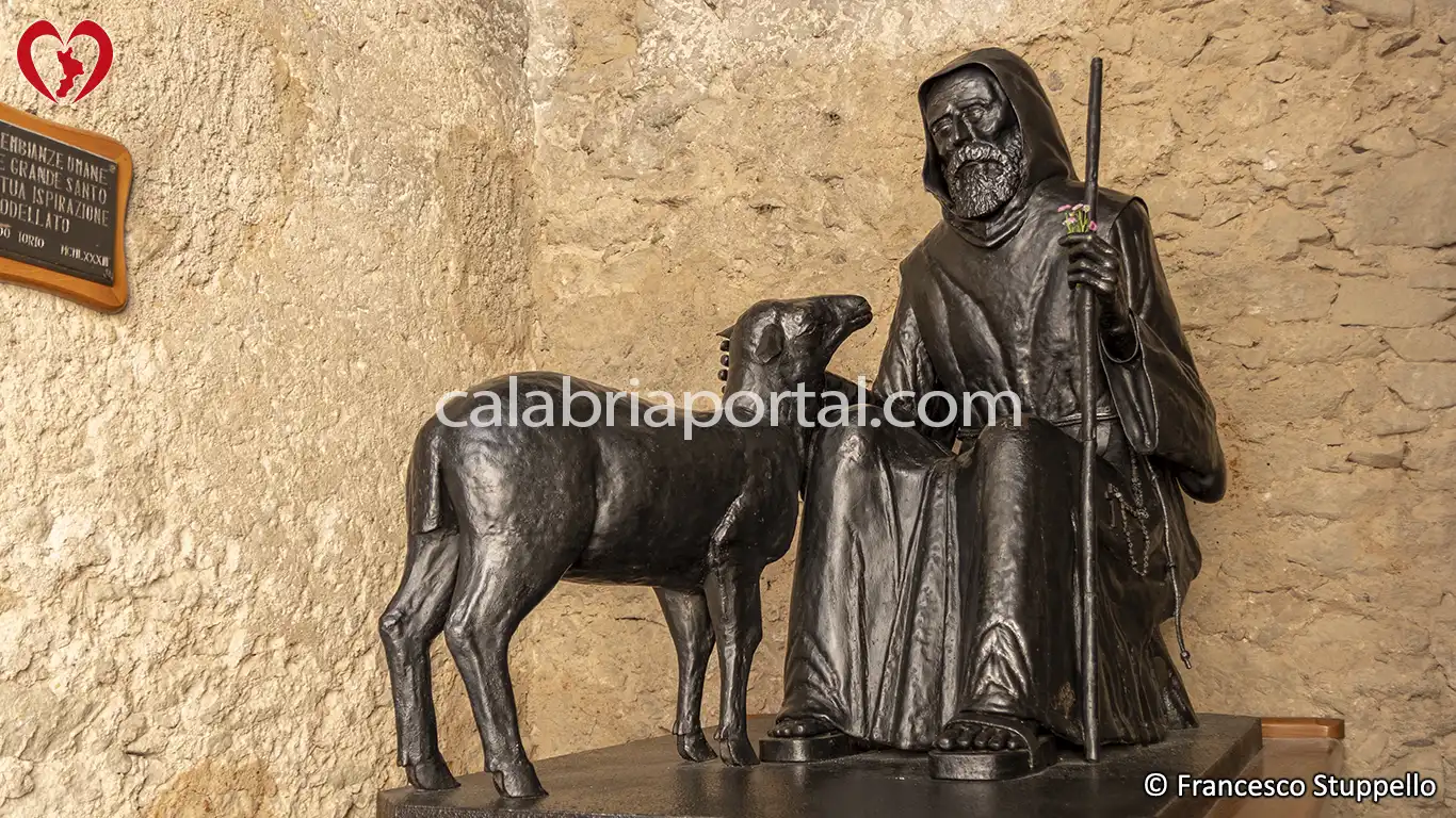 Statua di San Francesco da Paola con l'Agnello Martinello