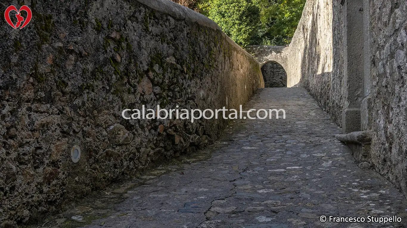 Ponte del Diavolo al Santuario di Paola (CS)