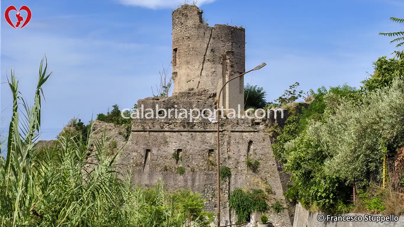 Torre del Castello a Paola (CS) Torre del Castello a Paola (CS)