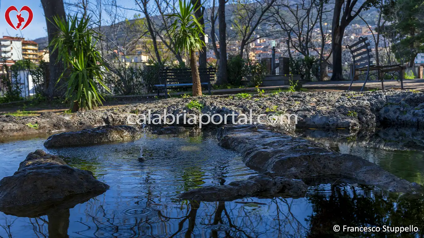 Fontana a Zampillo della Villa Comunale Carlo Alberto dalla Chiesa a Paola Fontana a Zampillo della Villa Comunale Carlo Alberto dalla Chiesa a Paola