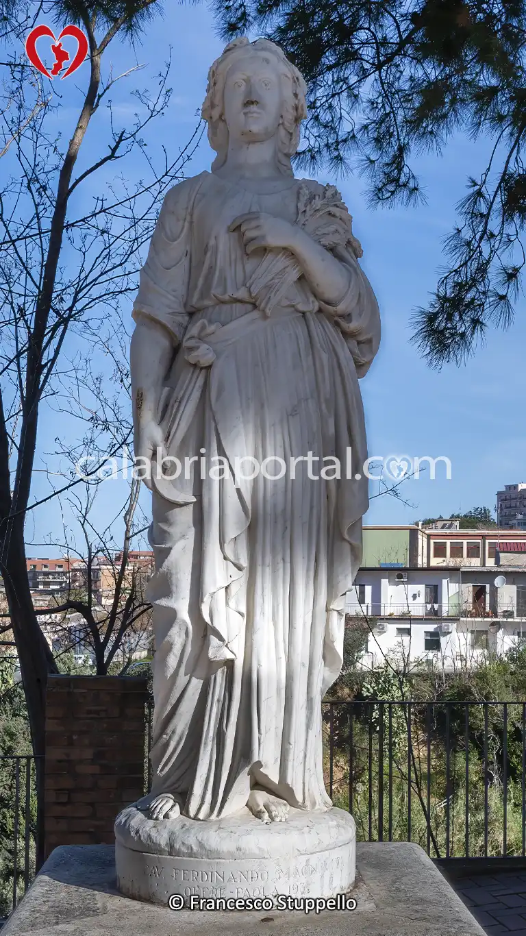 Statua della Primavera presso la Villa Comunale Carlo Alberto dalla Chiesa a Paola