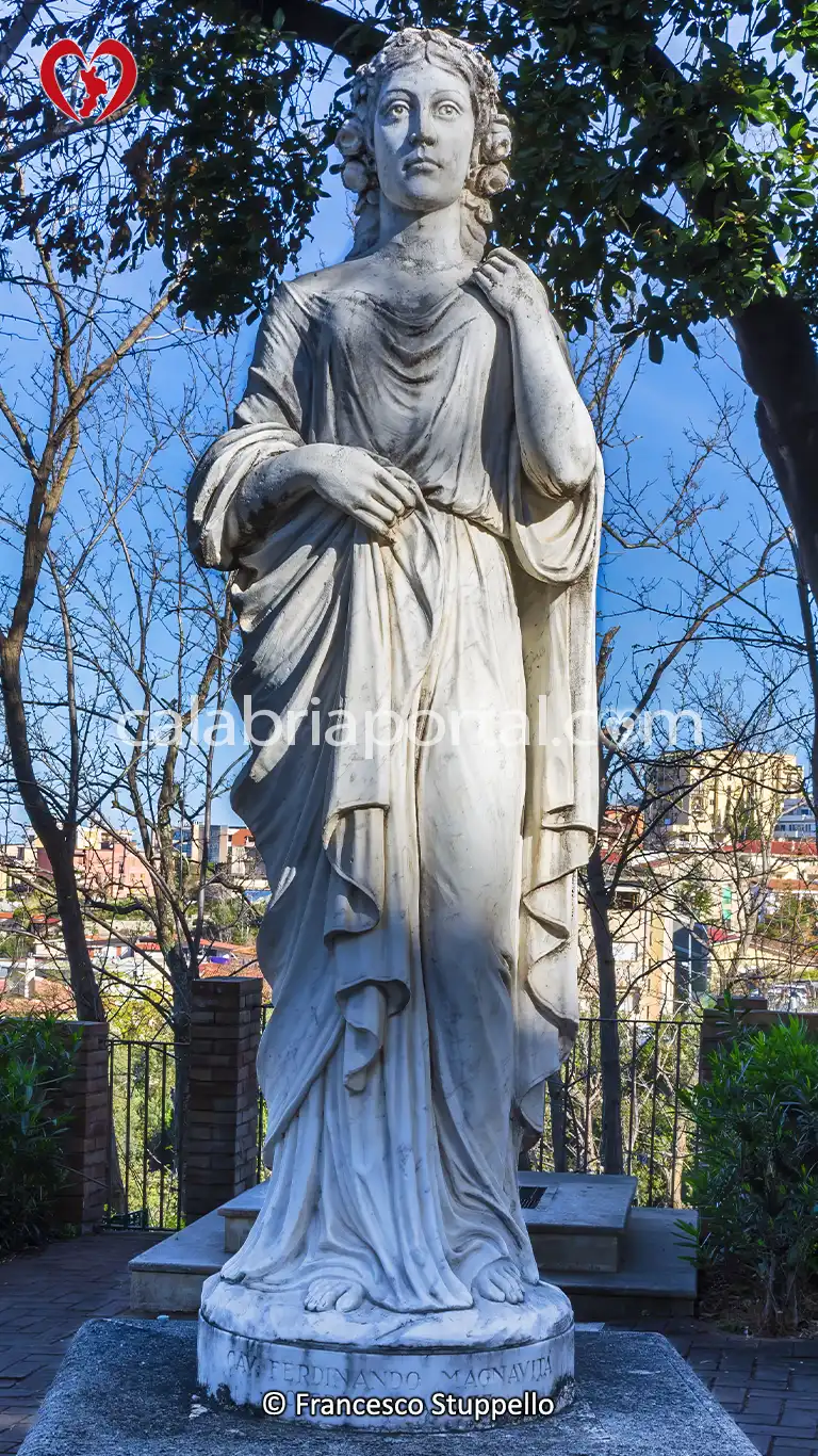 Statua dell'Estate presso la Villa Comunale Carlo Alberto dalla Chiesa a Paola Statua dell'Estate presso la Villa Comunale Carlo Alberto dalla Chiesa a Paola