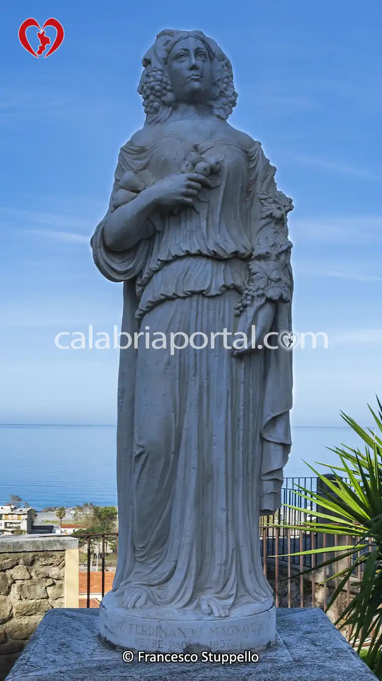 Statua dell'Autunno presso la Villa Comunale Carlo Alberto dalla Chiesa a Paola Statua dell'Autunno presso la Villa Comunale Carlo Alberto dalla Chiesa a Paola