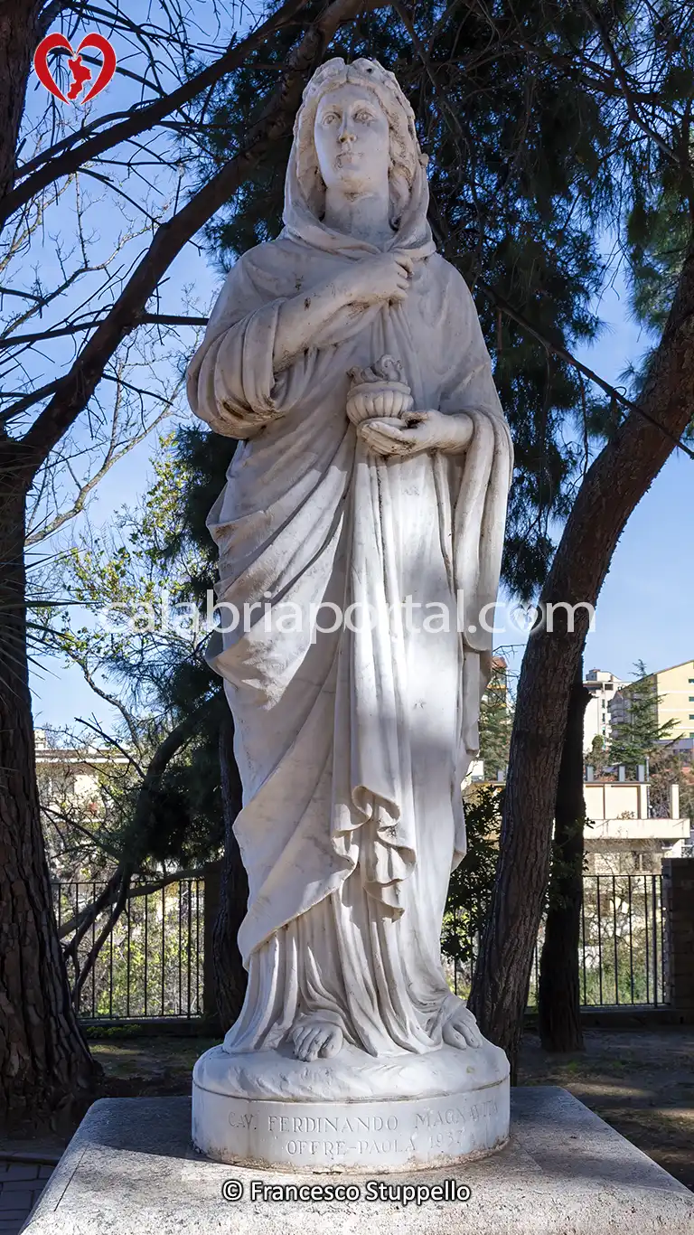 Statua dell'Inverno presso la Villa Comunale Carlo Alberto dalla Chiesa a Paola Statua dell'Inverno presso la Villa Comunale Carlo Alberto dalla Chiesa a Paola